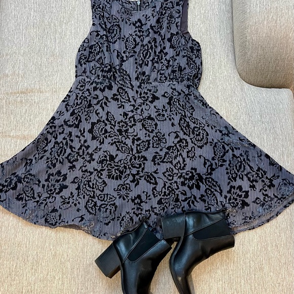 Free People, Size 6, Grey dress with Velvet black flowers - Picture 3 of 4